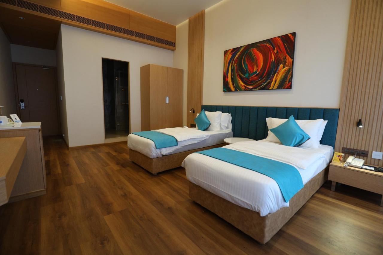 Hotel Blueivy Ānand Buitenkant foto
